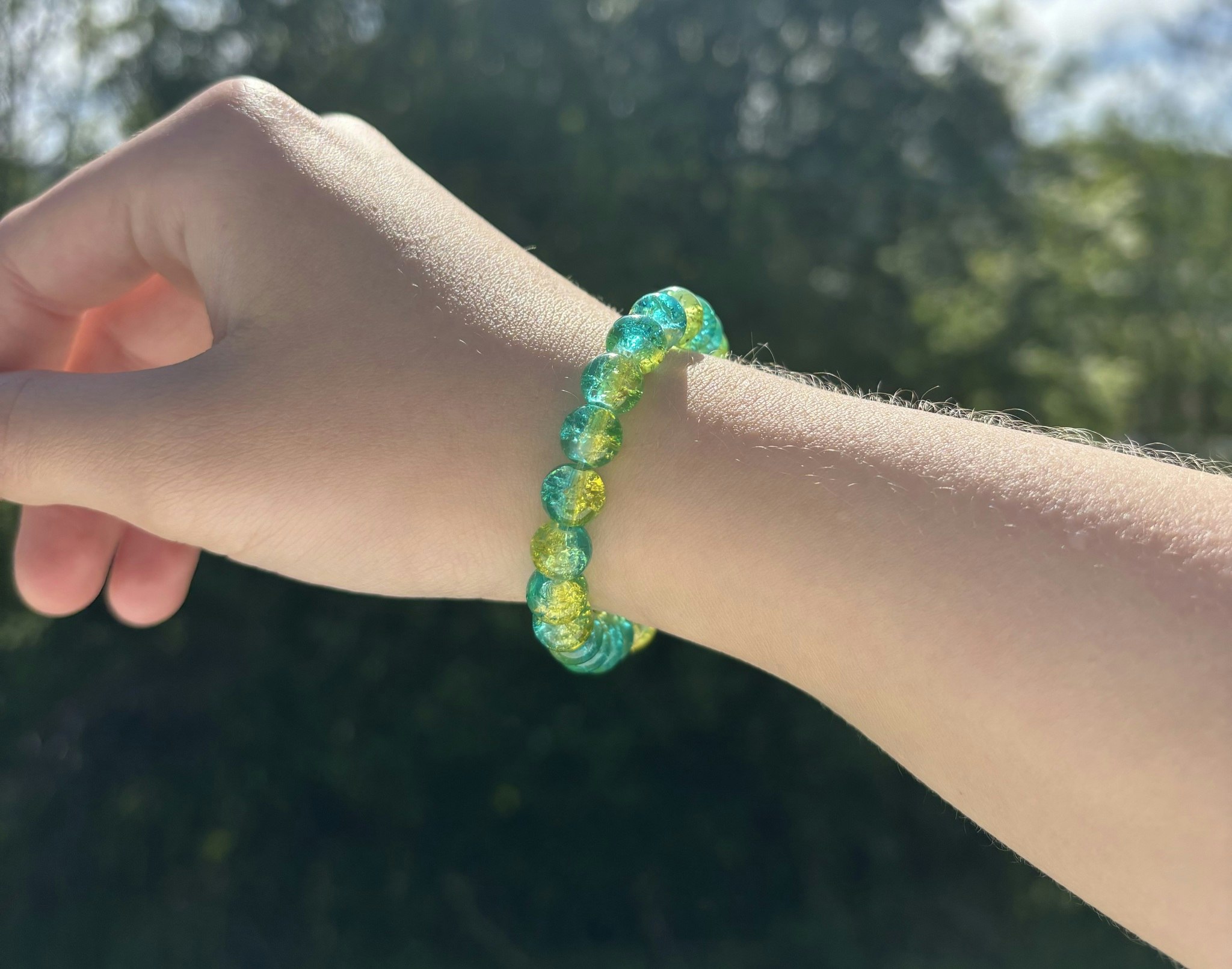 Grön/blå/gul armband med krackelerade glaspärlor