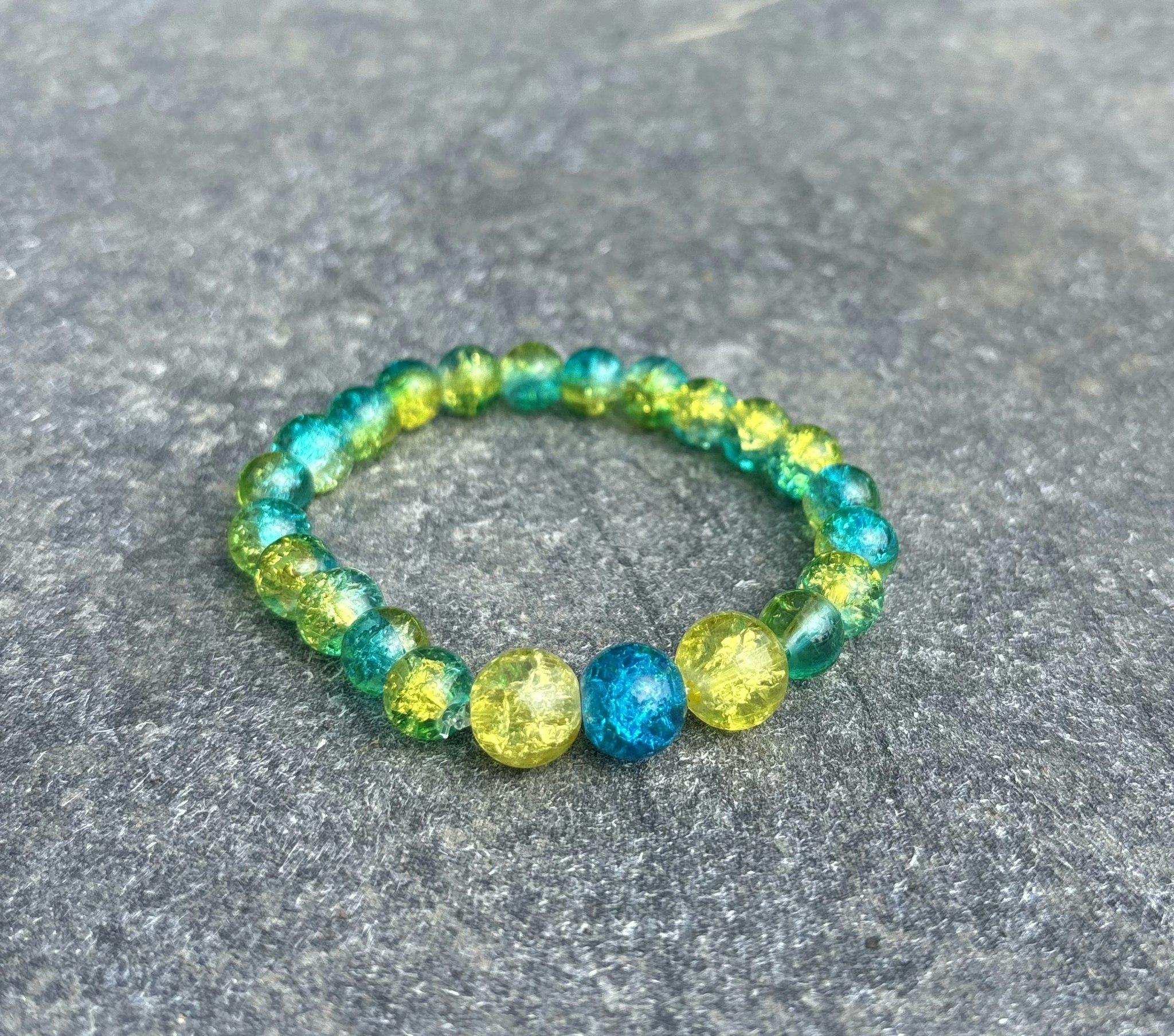 Grön/blå/gul armband med krackelerade glaspärlor