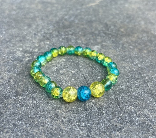 Grön/blå/gul armband med krackelerade glaspärlor