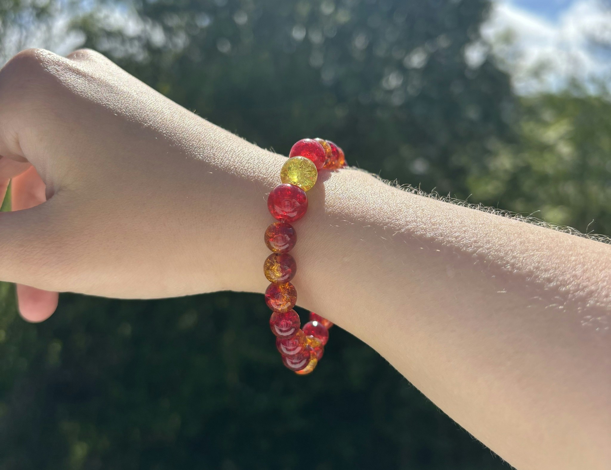 Gul/röd armband med krackelerade glaspärlor