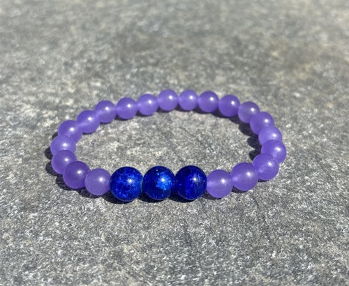 Lila Malaysia Jade armband med tre stycken krackelerade glaspärlor