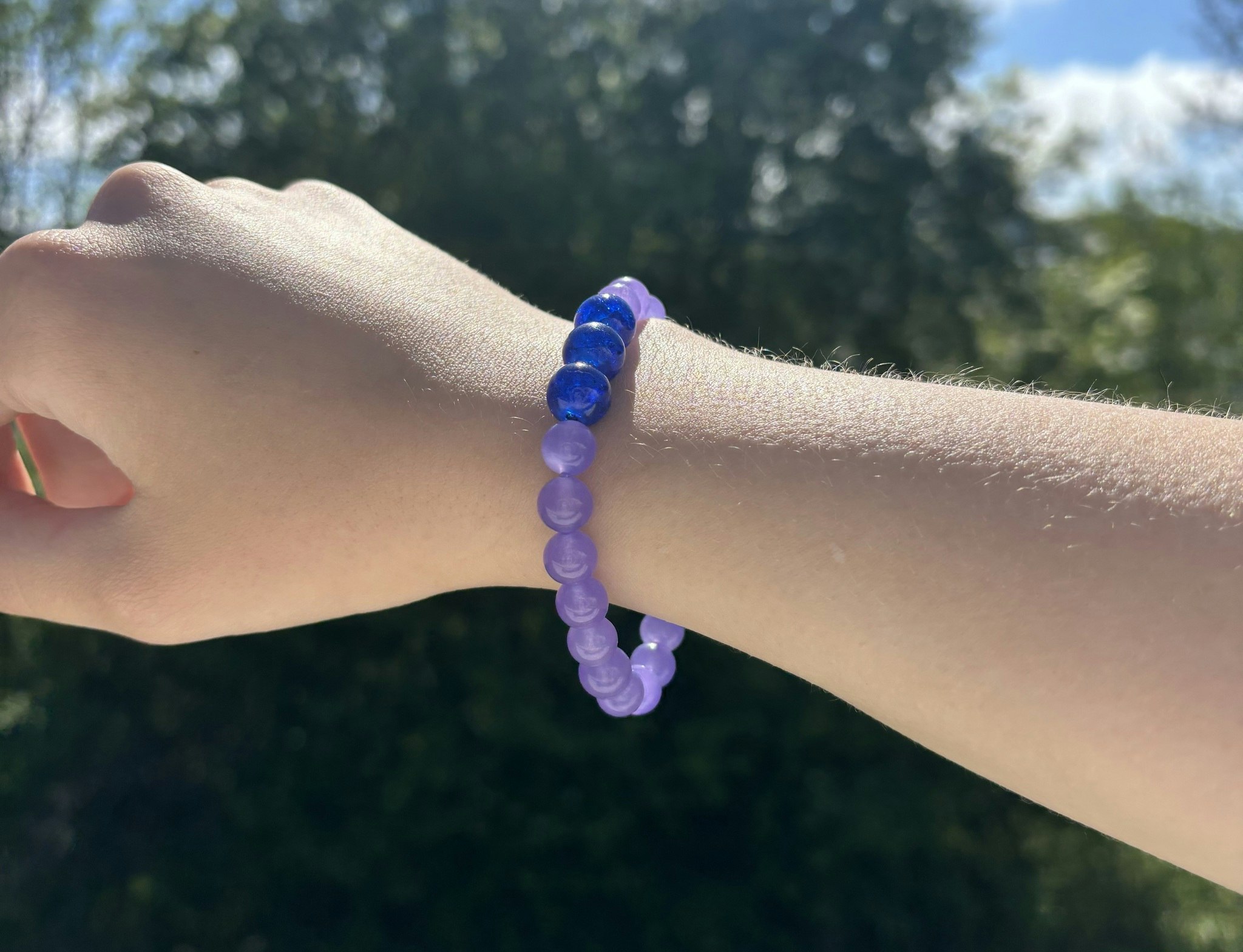 Lila Malaysia Jade armband med tre stycken krackelerade glaspärlor
