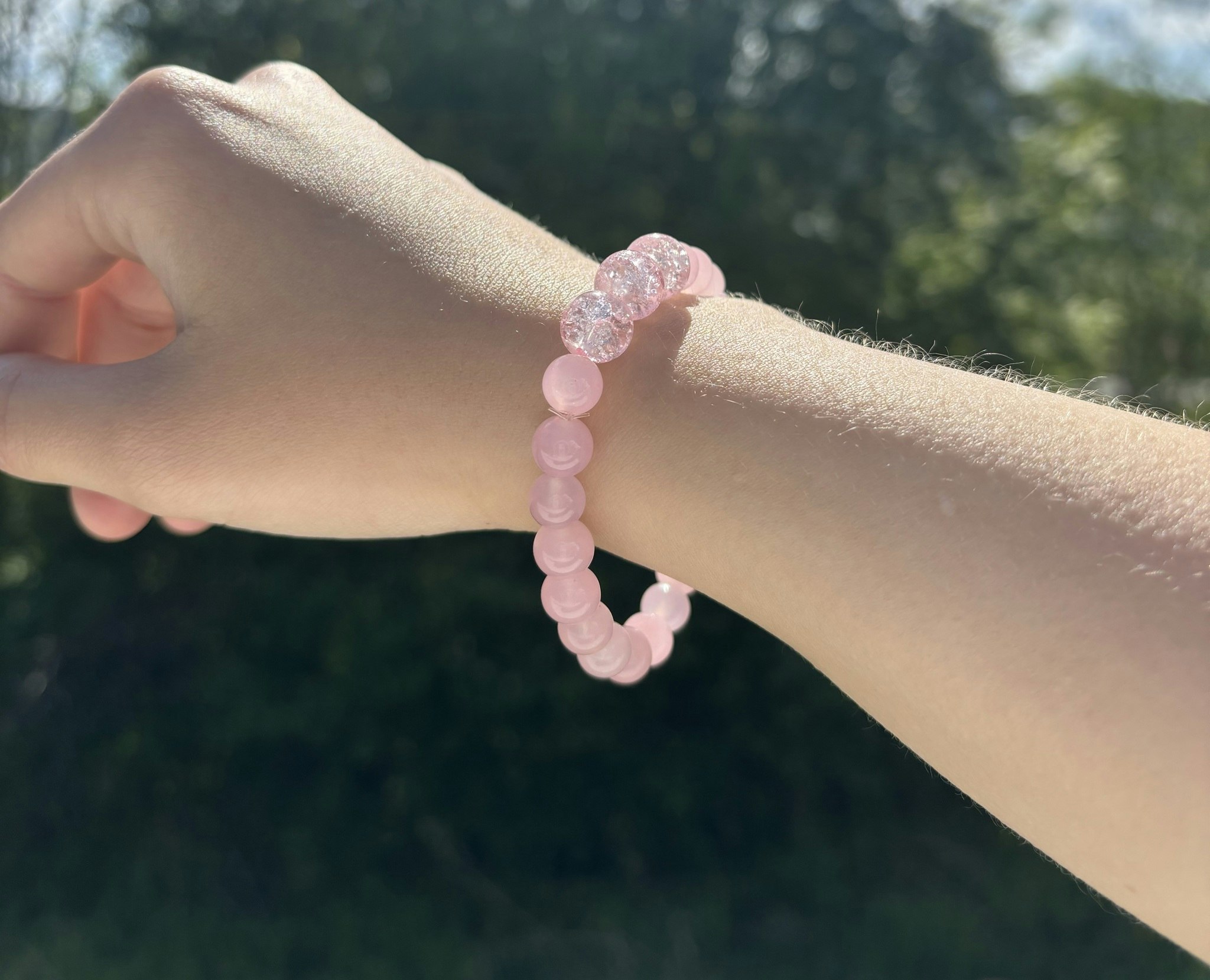 Rosa Malaysia Jade armband med tre stycken krackelerade glaspärlor