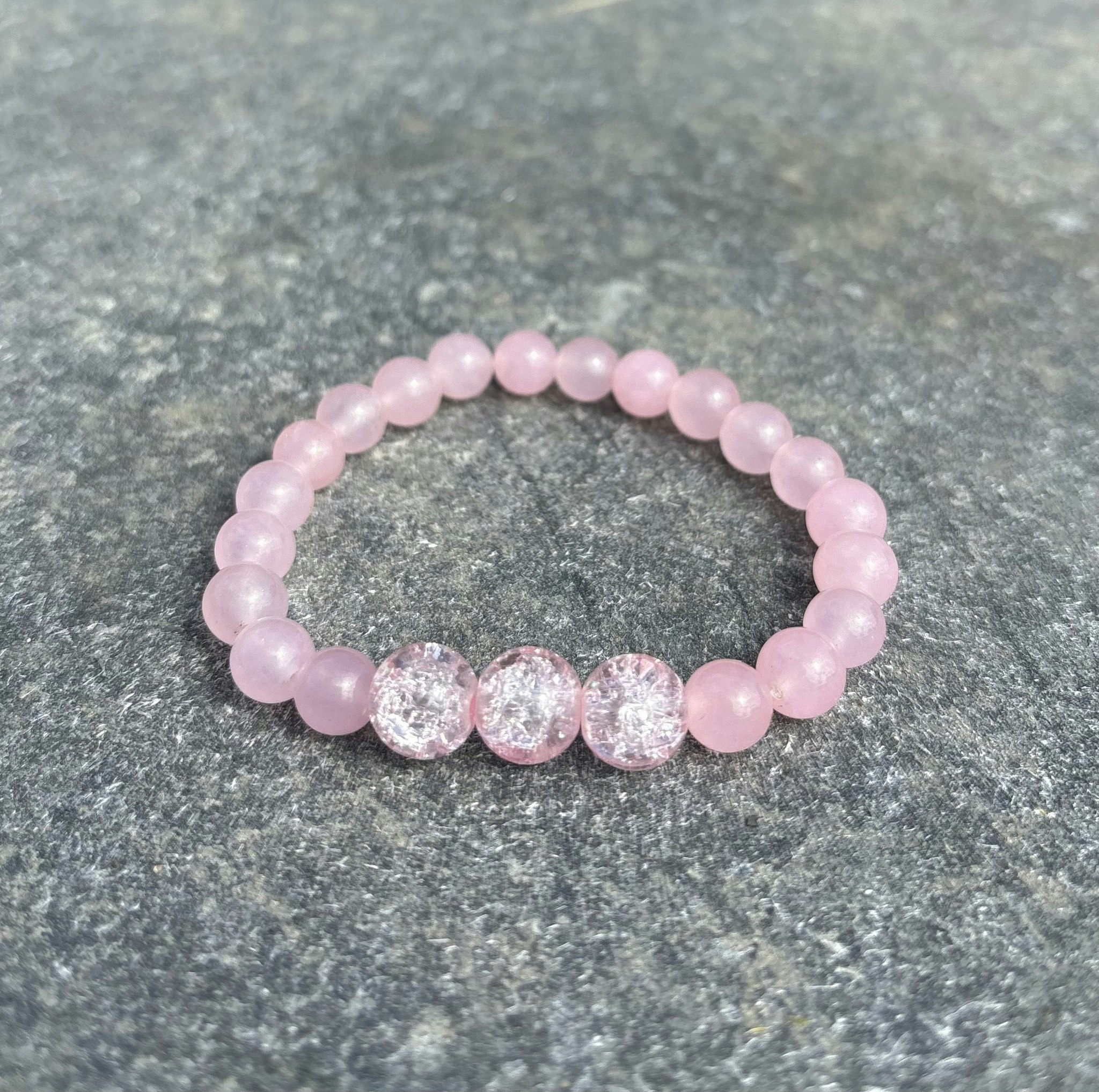 Rosa Malaysia Jade armband med tre stycken krackelerade glaspärlor
