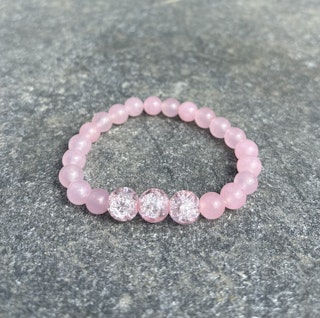 Rosa Malaysia Jade armband med tre stycken krackelerade glaspärlor