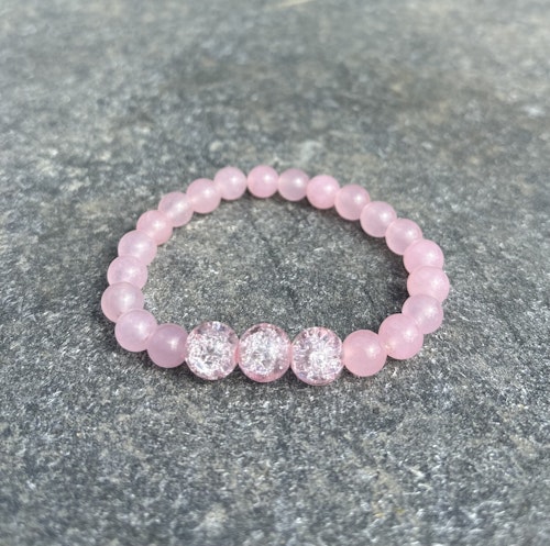 Rosa Malaysia Jade armband med tre stycken krackelerade glaspärlor