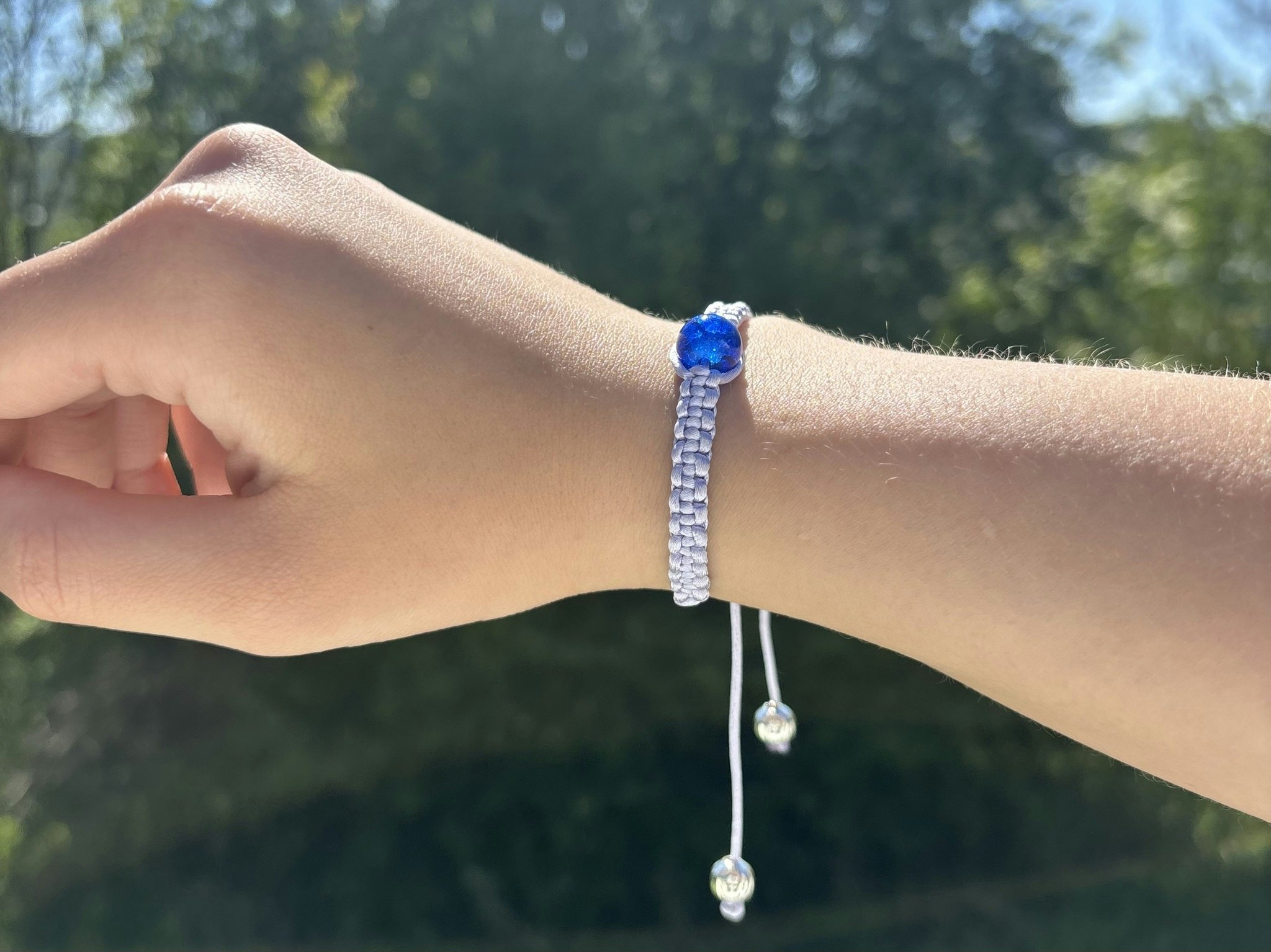 Blått makrame armband med en blå krackelerad glaspärla