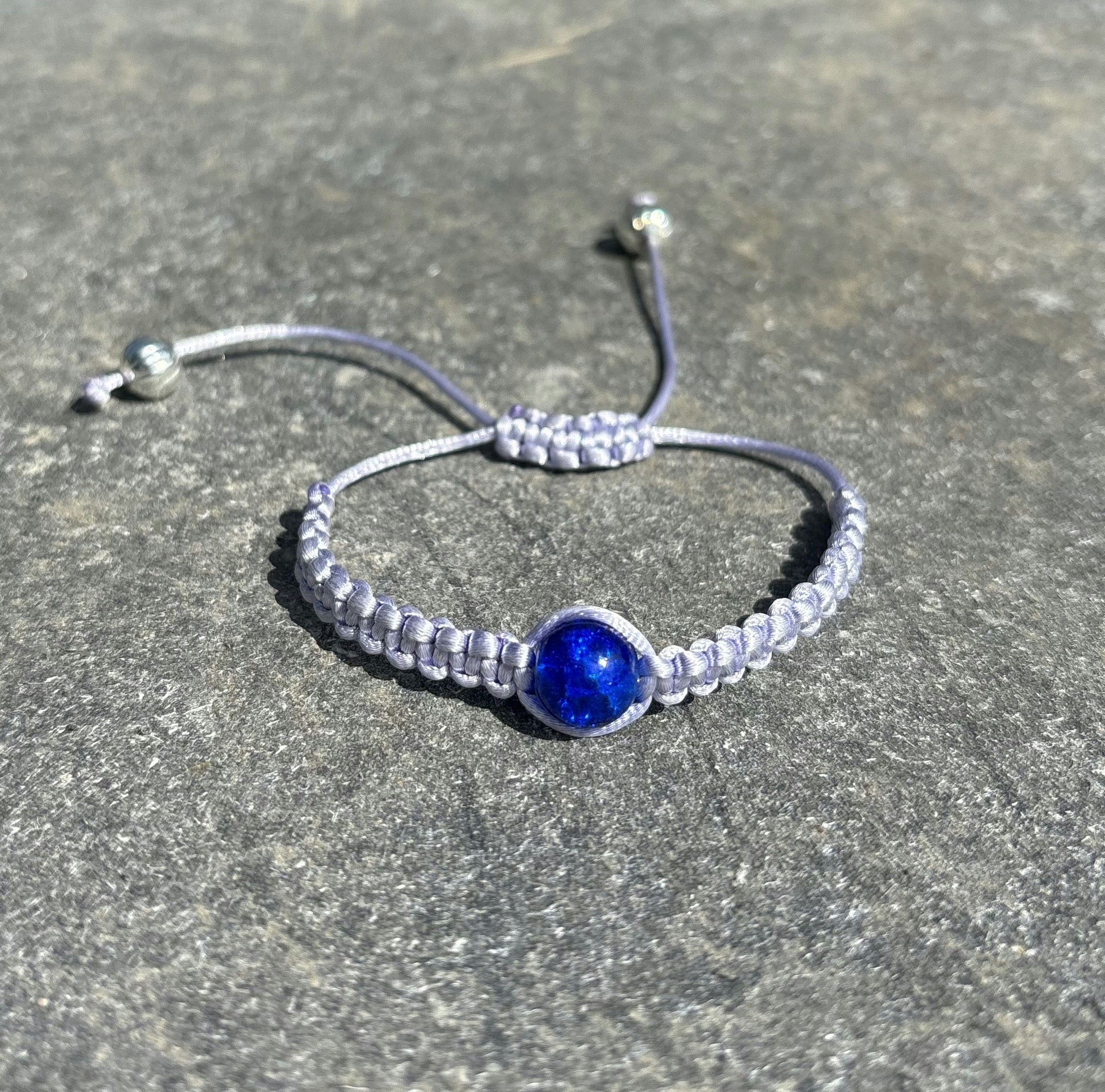 Blått makrame armband med en blå krackelerad glaspärla