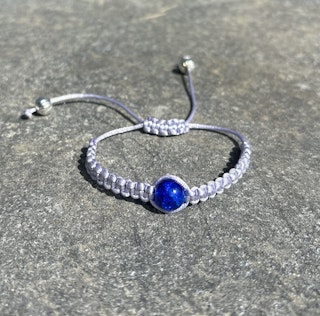 Blått makrame armband med en blå krackelerad glaspärla