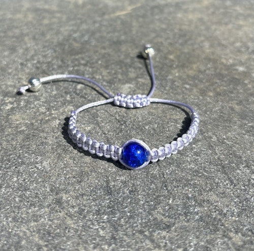 Blått makrame armband med en blå krackelerad glaspärla