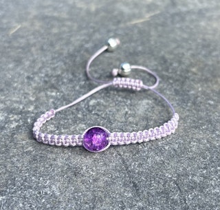 Lila makrame armband med en krackelerad glaspärla