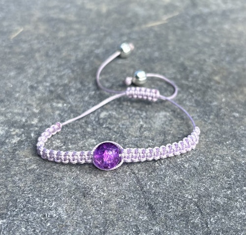 Lila makrame armband med en krackelerad glaspärla