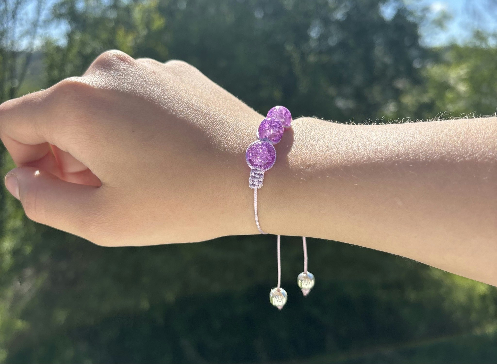 Lila makrame armband med tre krackelerade glaspärlor