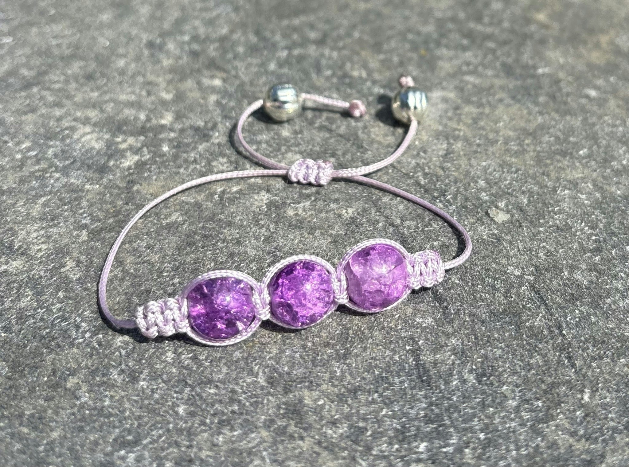 Lila makrame armband med tre krackelerade glaspärlor