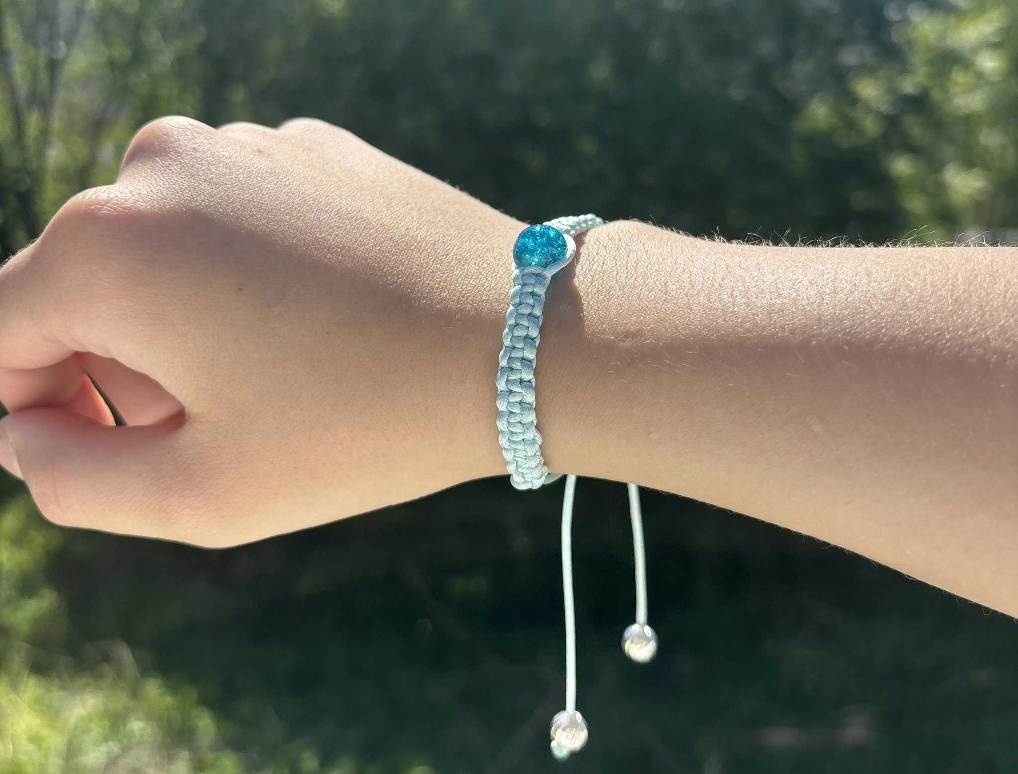 Turkos makrame armband med en krackelerad glaspärla