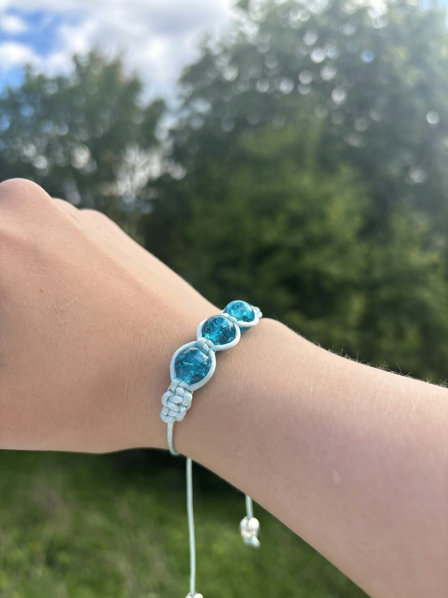 Turkost makrame armband med tre krackelerade glaspärlor