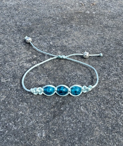 Turkost makrame armband med tre krackelerade glaspärlor