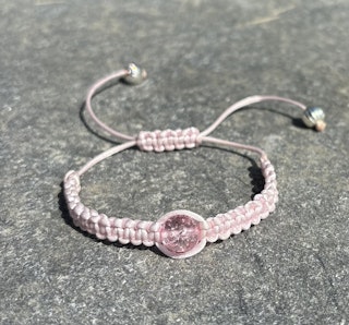 Ljusrosa makrame armband med en krackelerad glaspärla