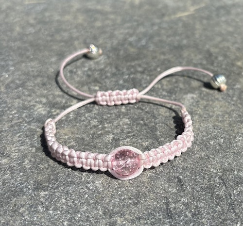 Ljusrosa makrame armband med en krackelerad glaspärla