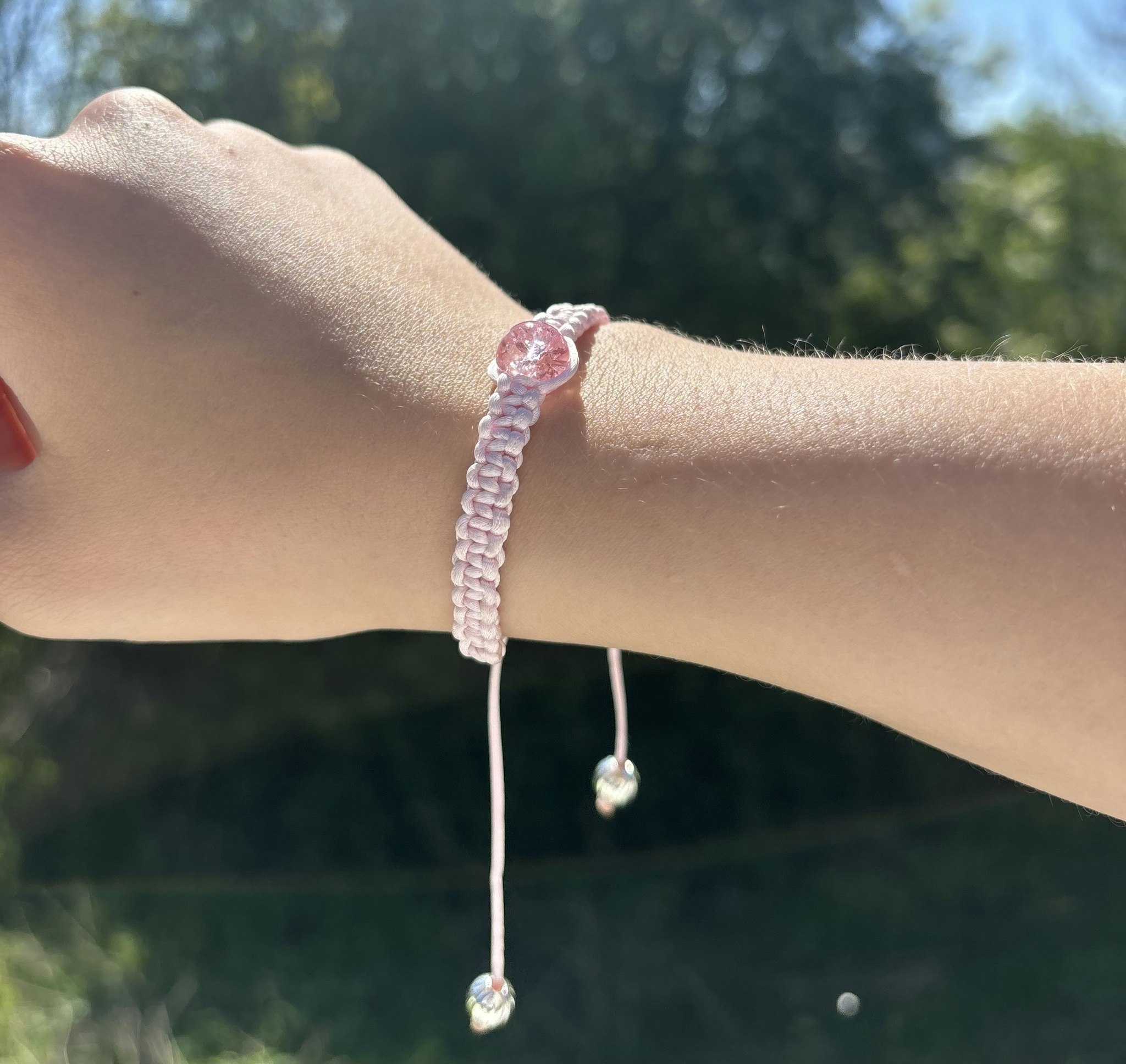 Ljusrosa makrame armband med en krackelerad glaspärla