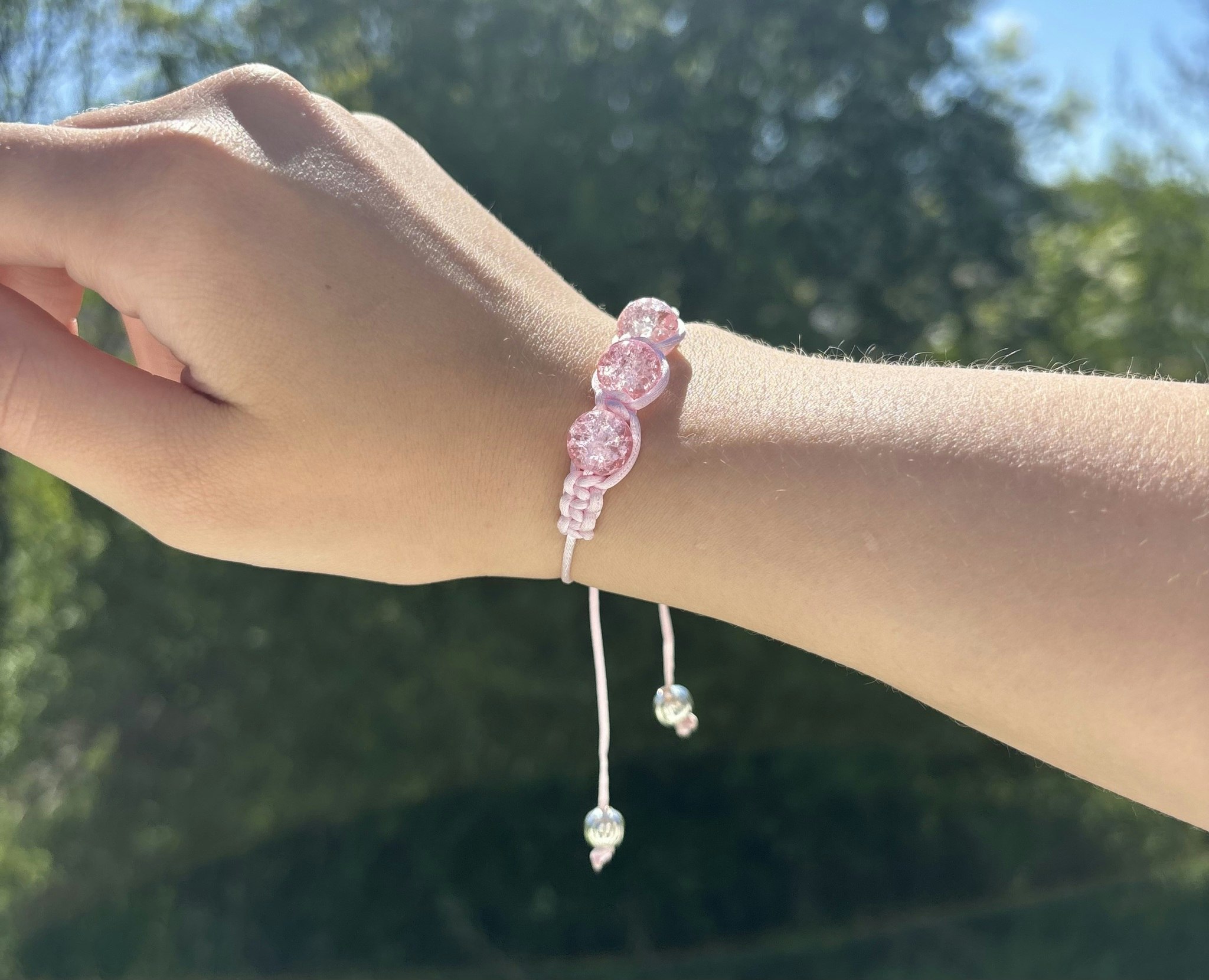 Ljusrosa makrame armband med tre krackelerade glaspärlor
