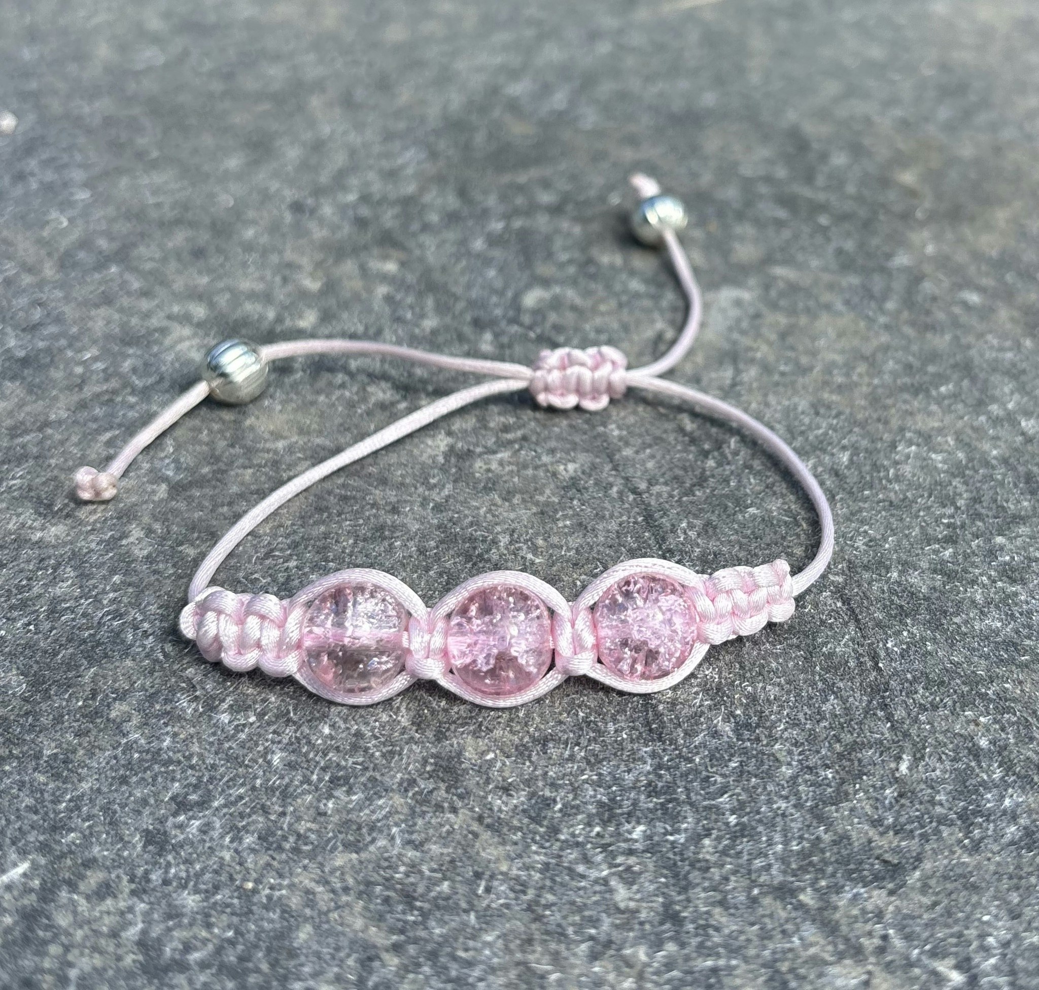 Ljusrosa makrame armband med tre krackelerade glaspärlor