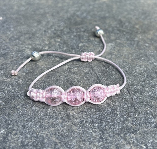Ljusrosa makrame armband med tre krackelerade glaspärlor