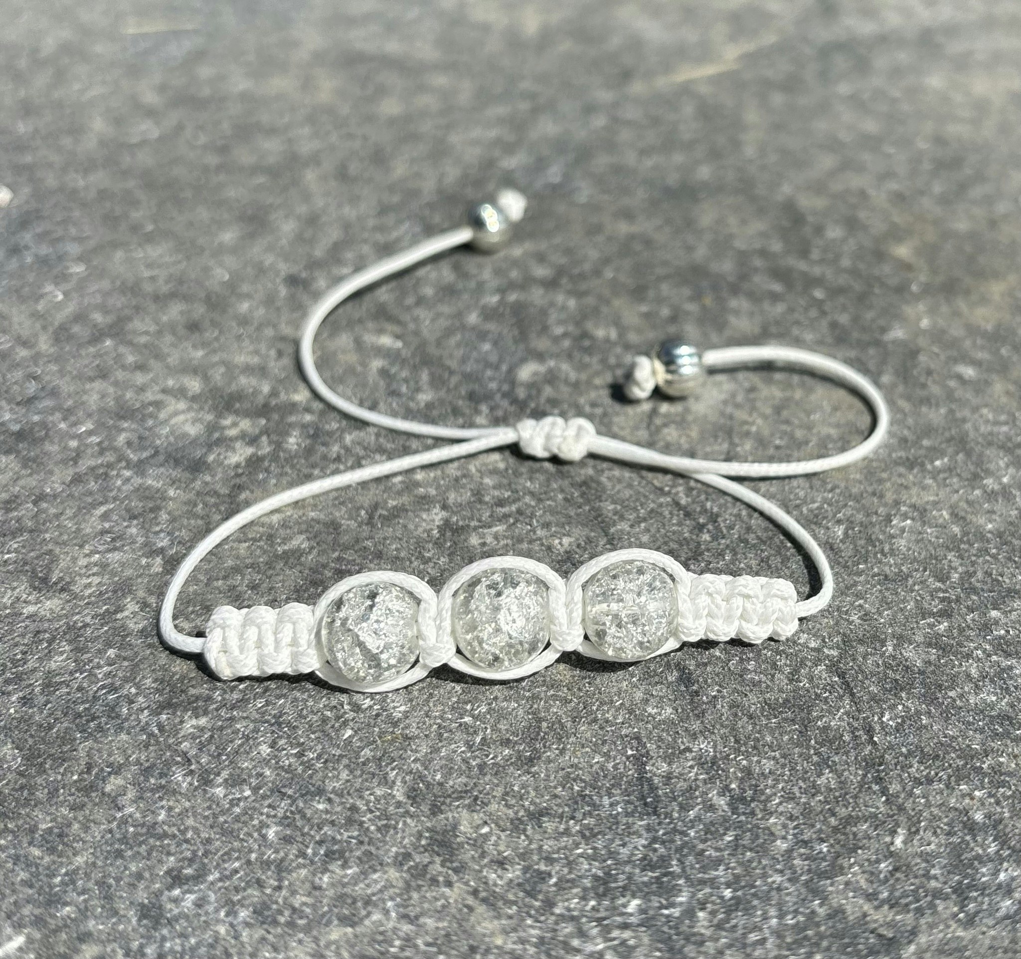 Vitt makrame armband med tre krackelerade glaspärlor