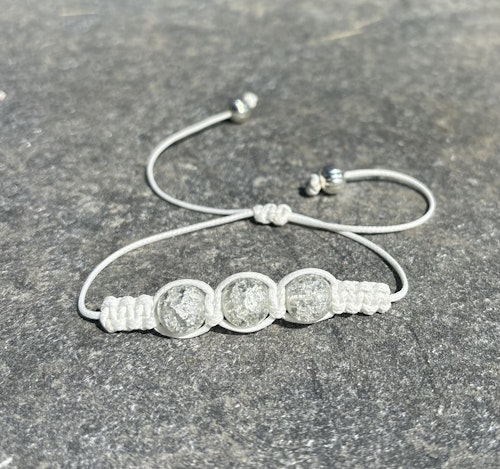 Vitt makrame armband med tre krackelerade glaspärlor