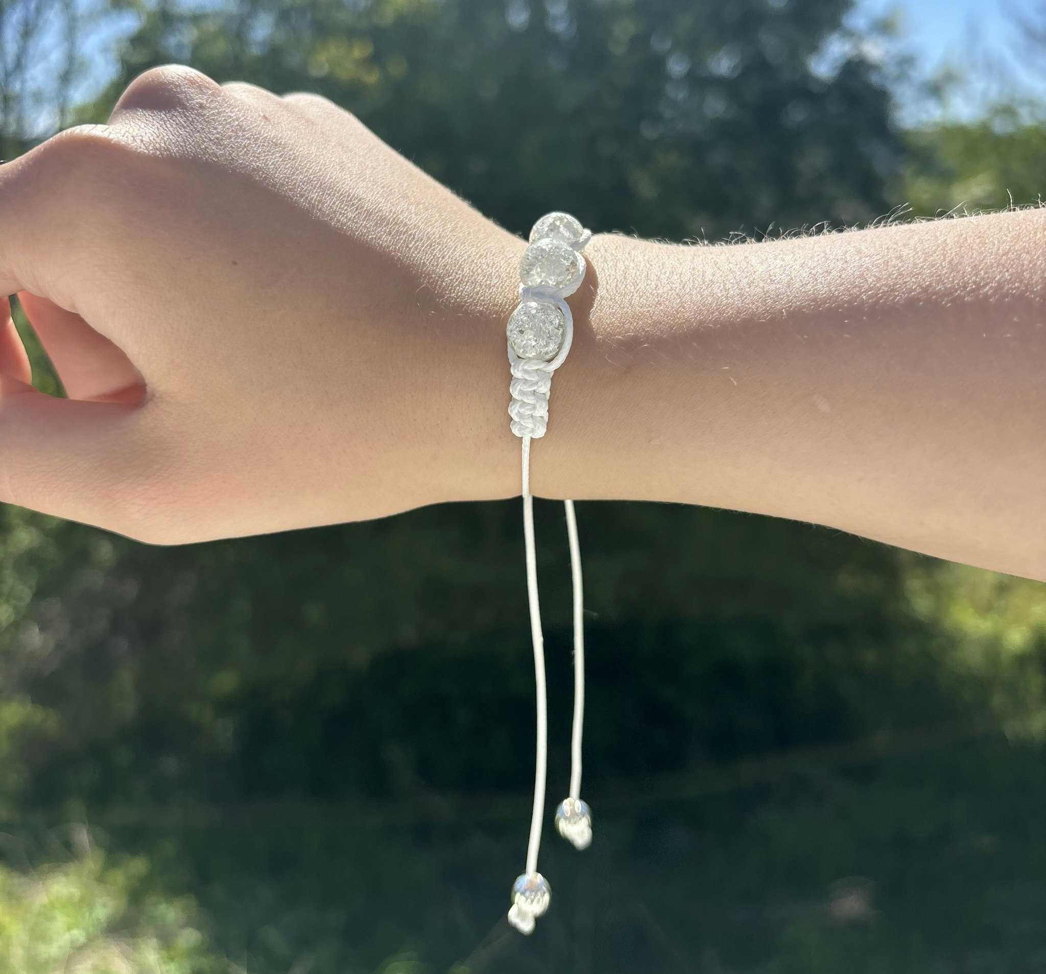 Vitt makrame armband med tre krackelerade glaspärlor