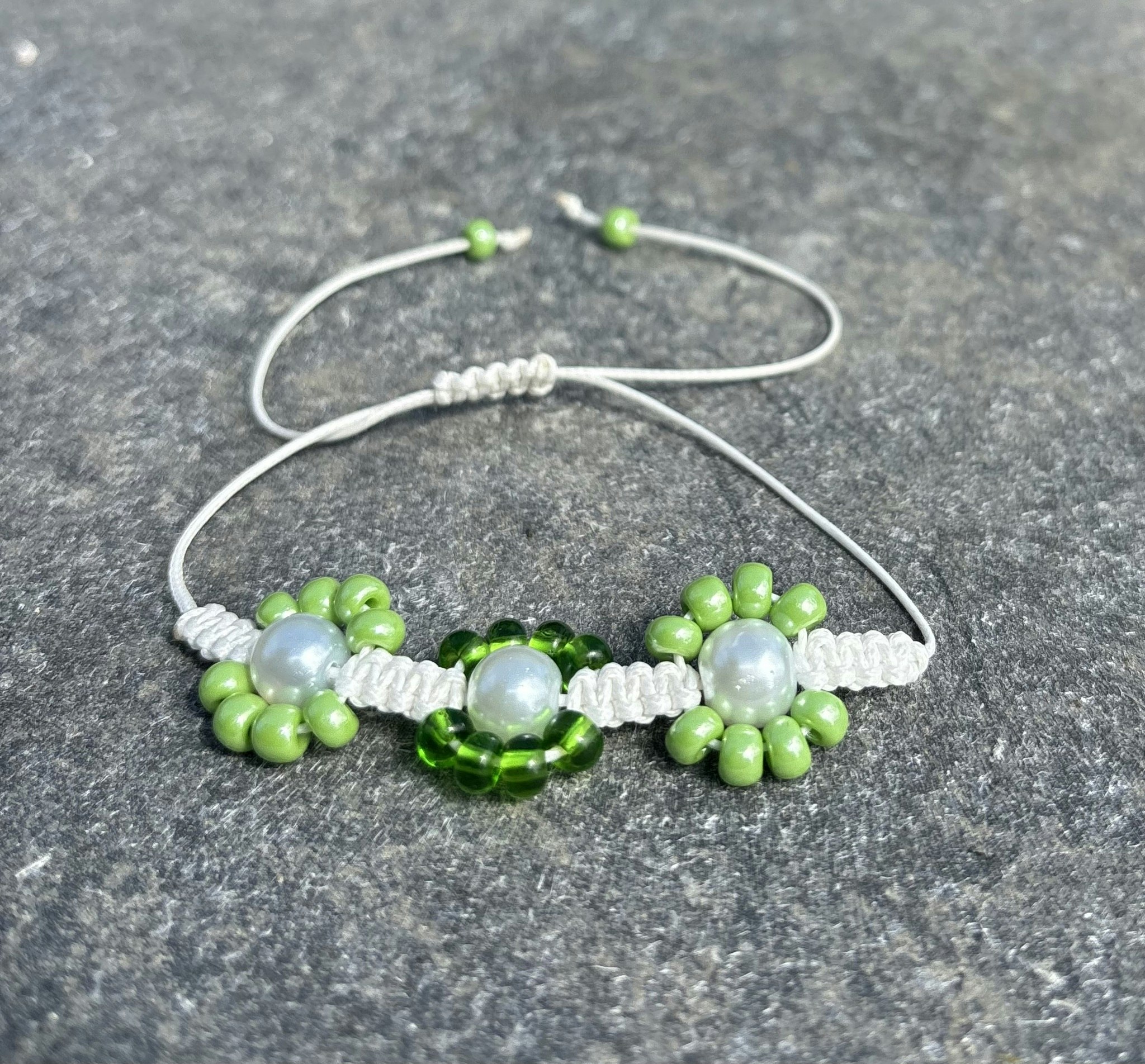Grönt makrame armband med blommor