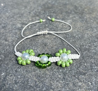 Grönt makrame armband med blommor