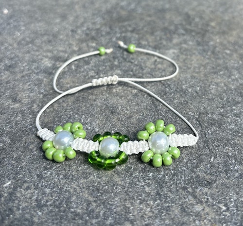 Grönt makrame armband med blommor