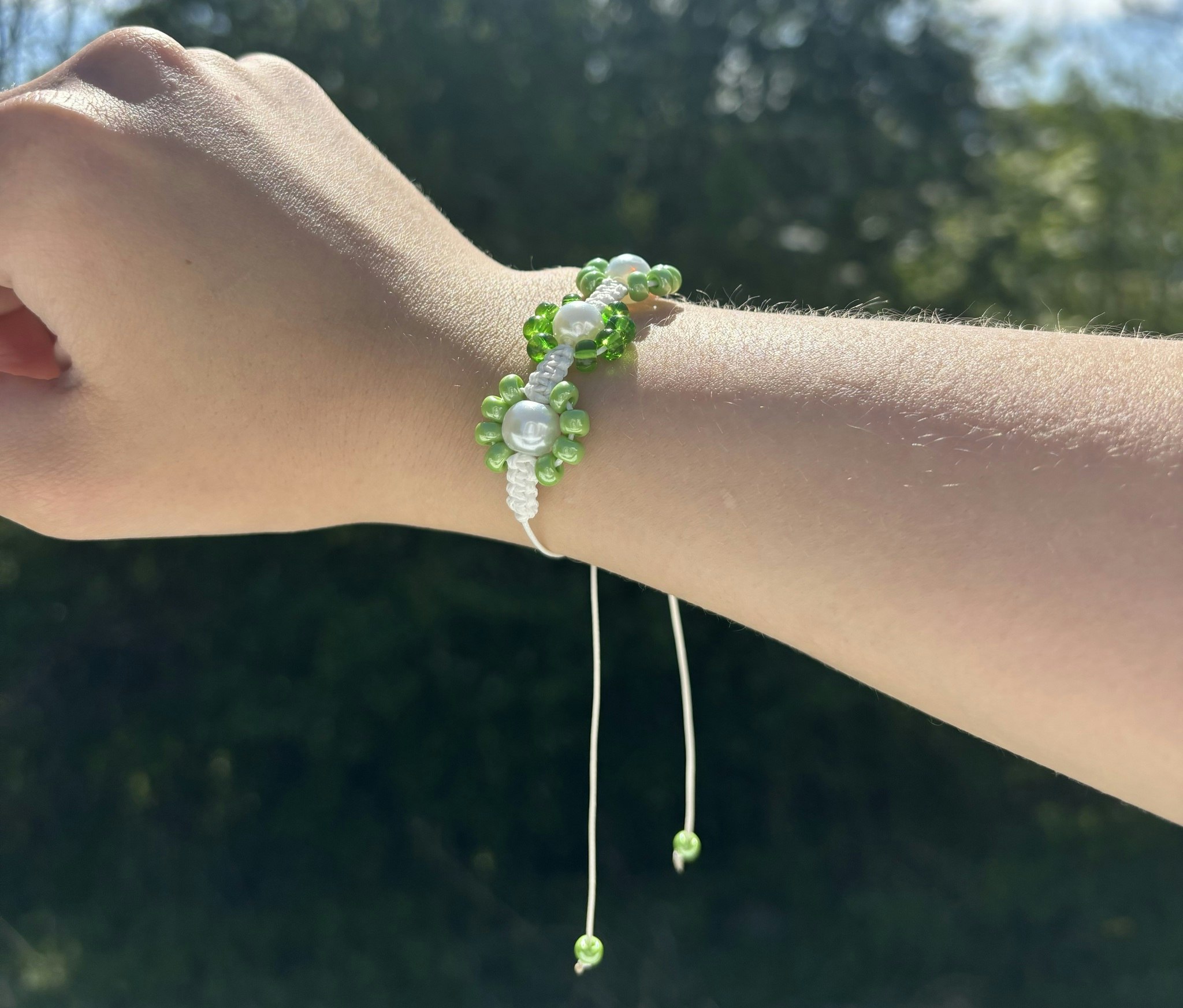 Grönt makrame armband med blommor