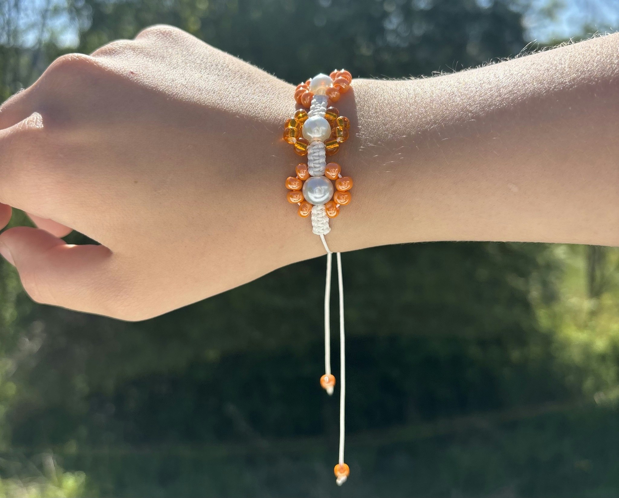 Orange makrame armband med blommor