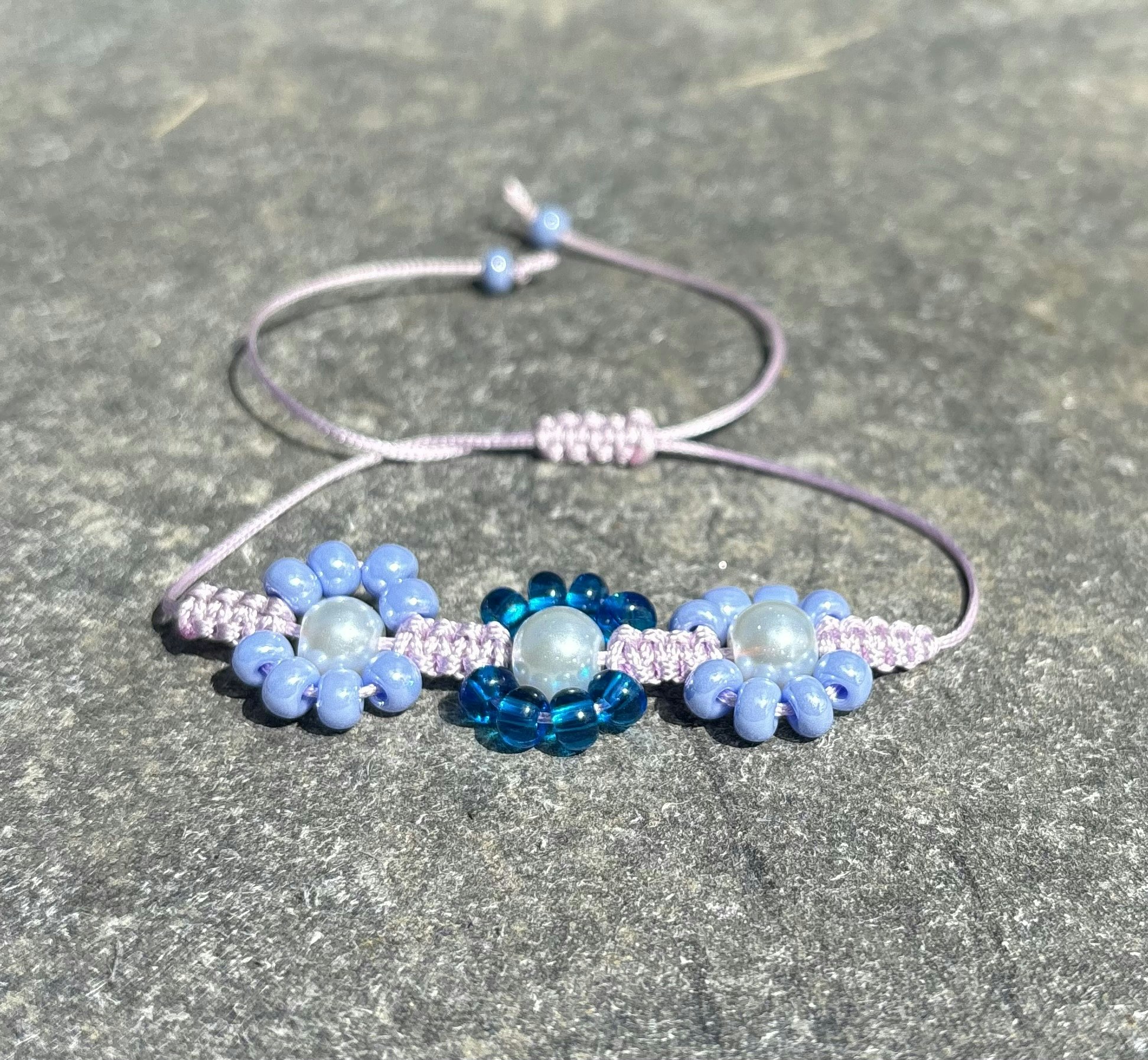 Blått makrame armband med blommor