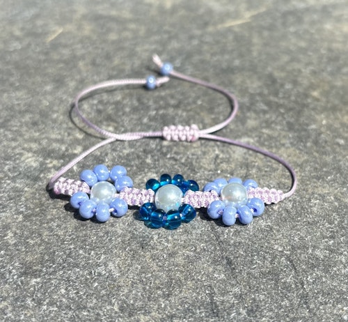 Blått makrame armband med blommor