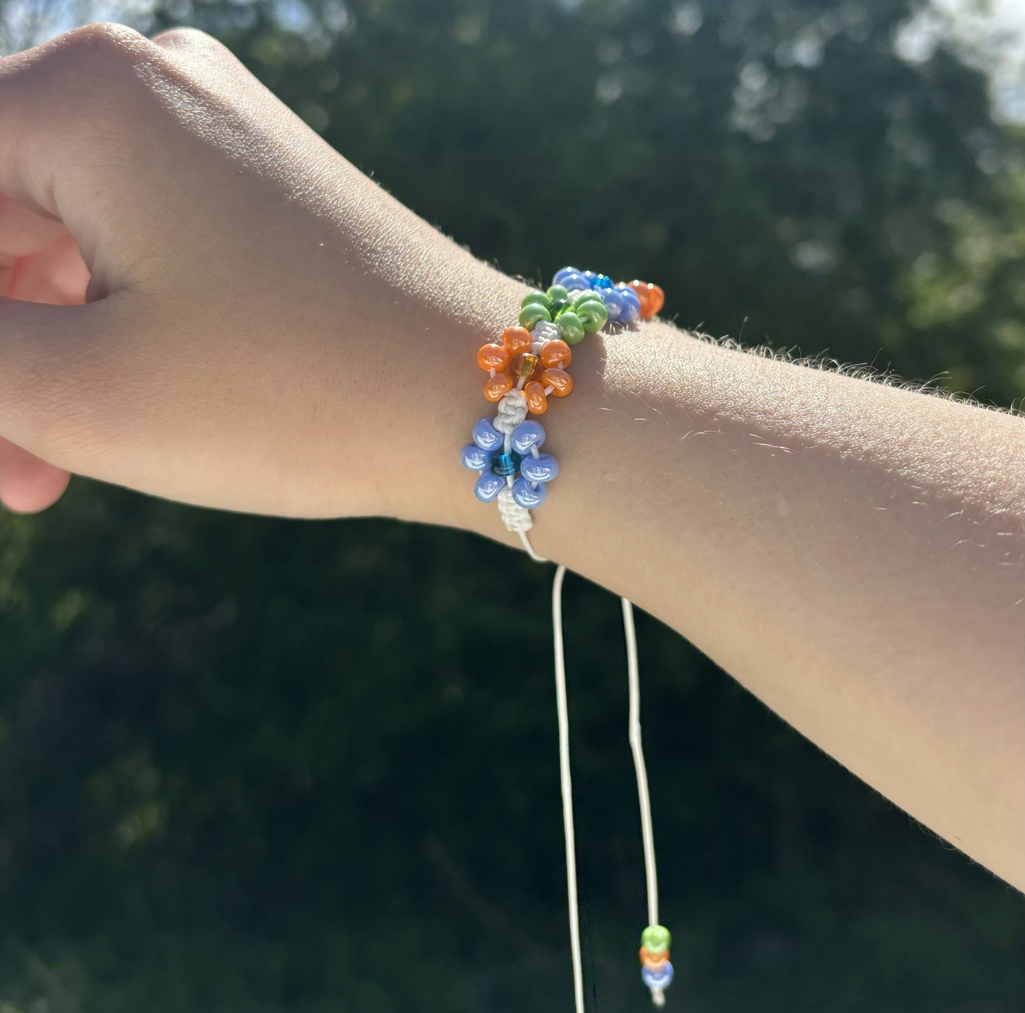 Färgglatt makrame armband med blommor
