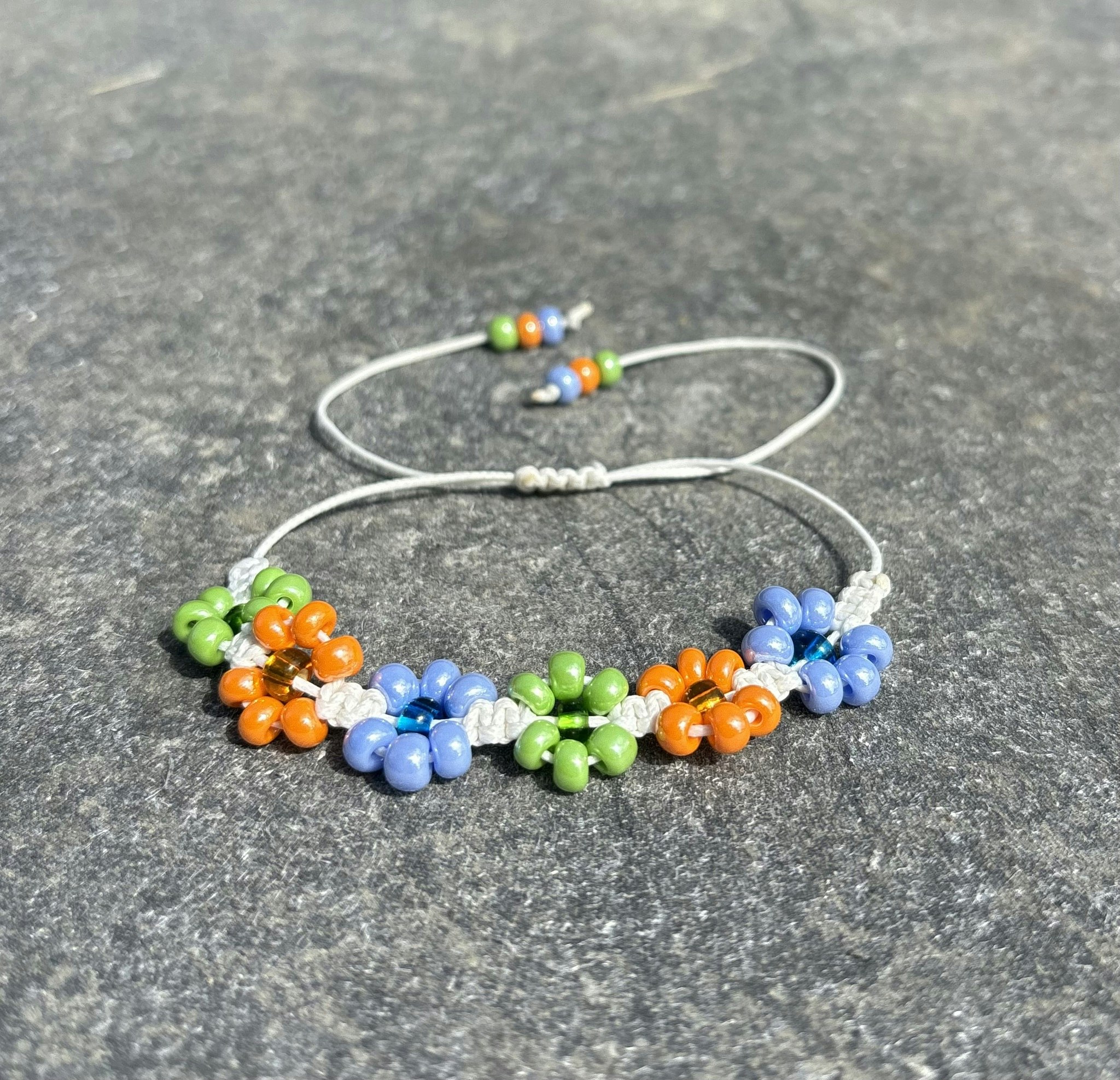 Färgglatt makrame armband med blommor