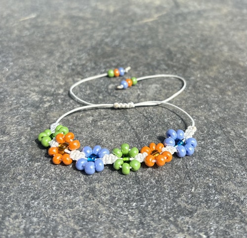 Färgglatt makrame armband med blommor