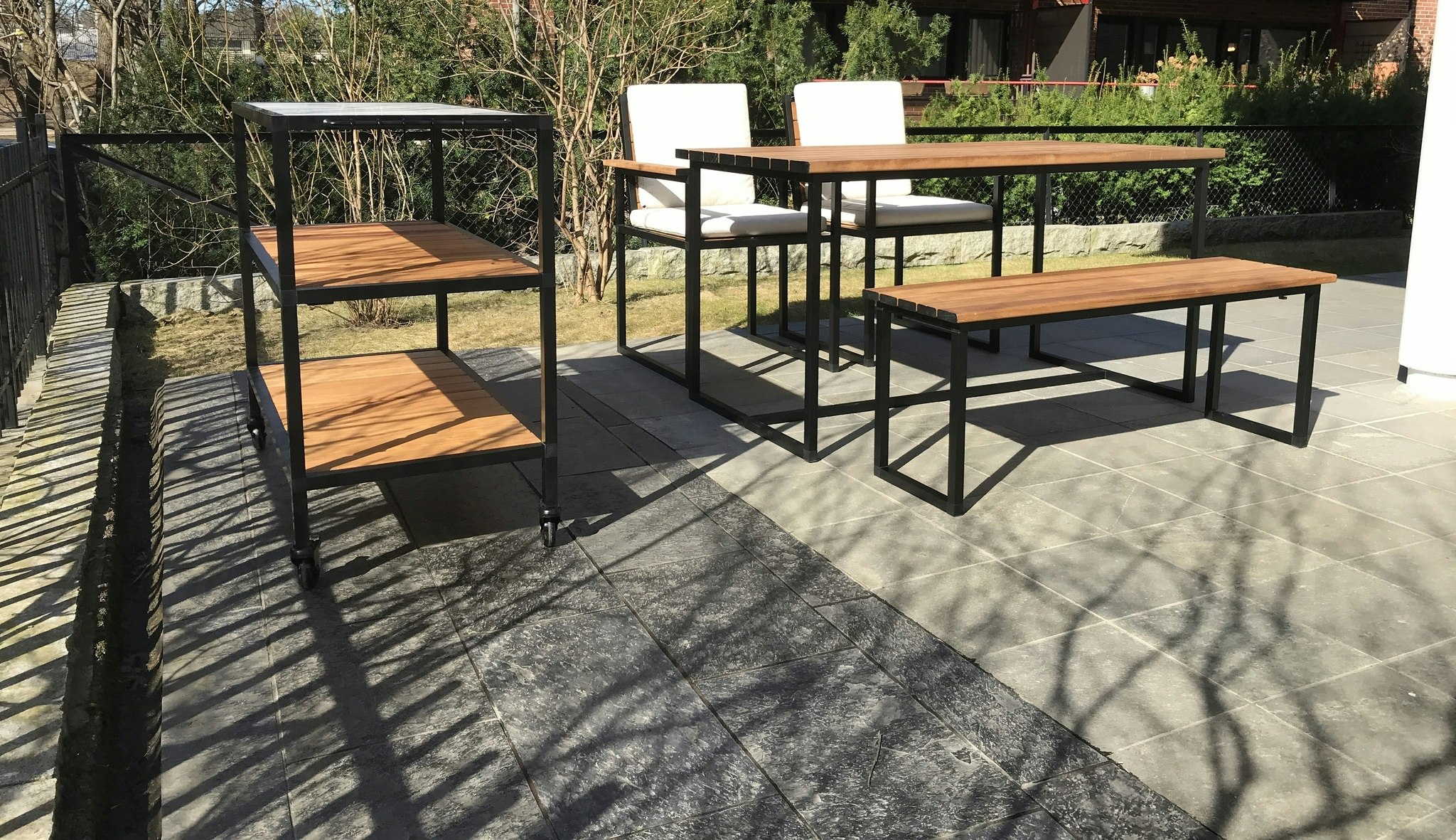 Kombinasjon spisebord, benk, to stoler og grillbord