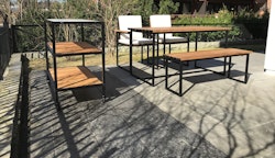 Kombinasjon spisebord, benk, to stoler og grillbord