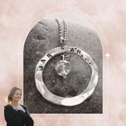 Handgjort silverhalsband: Affirmations-smycket ”Jag är…” med laddad glaspärla