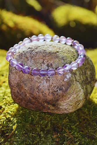 Ametist armband med silvriga detaljer