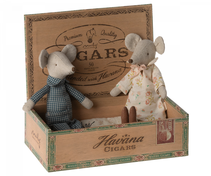 maileg- Grandma and Grandpa mice in cigarbox