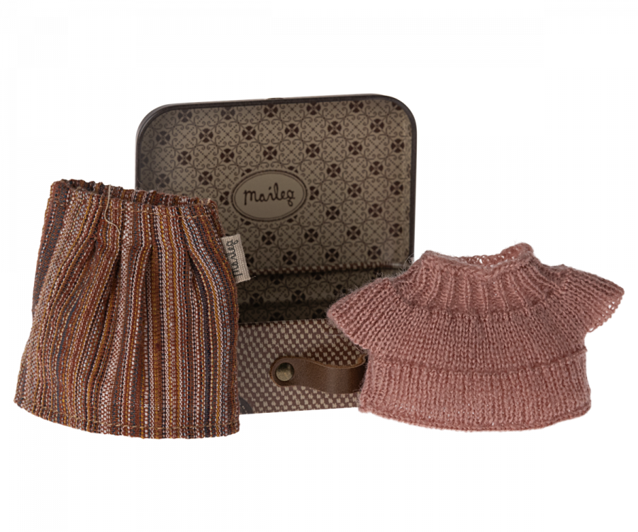 Maileg- stickad blus och kjol i en liten resväska, Mormor/ Grandma mouse SS24