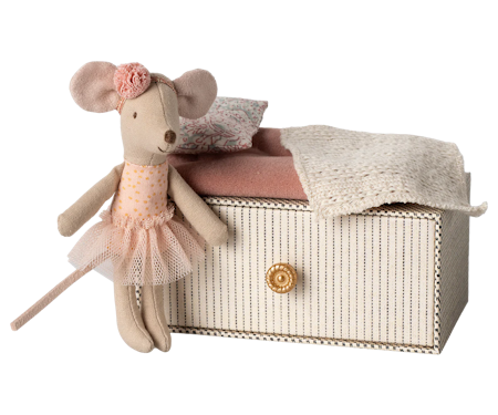 Maileg- Dance mouse in daybed, Little sister/ Dansmus i dagbädd, lillasyster