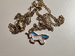 Guldfärgat halsband med en blå enhörning, berlock / charm