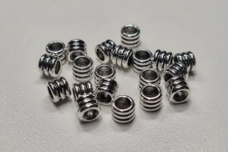 20 silverfärgade spacer beads i metall (6x6 mm)