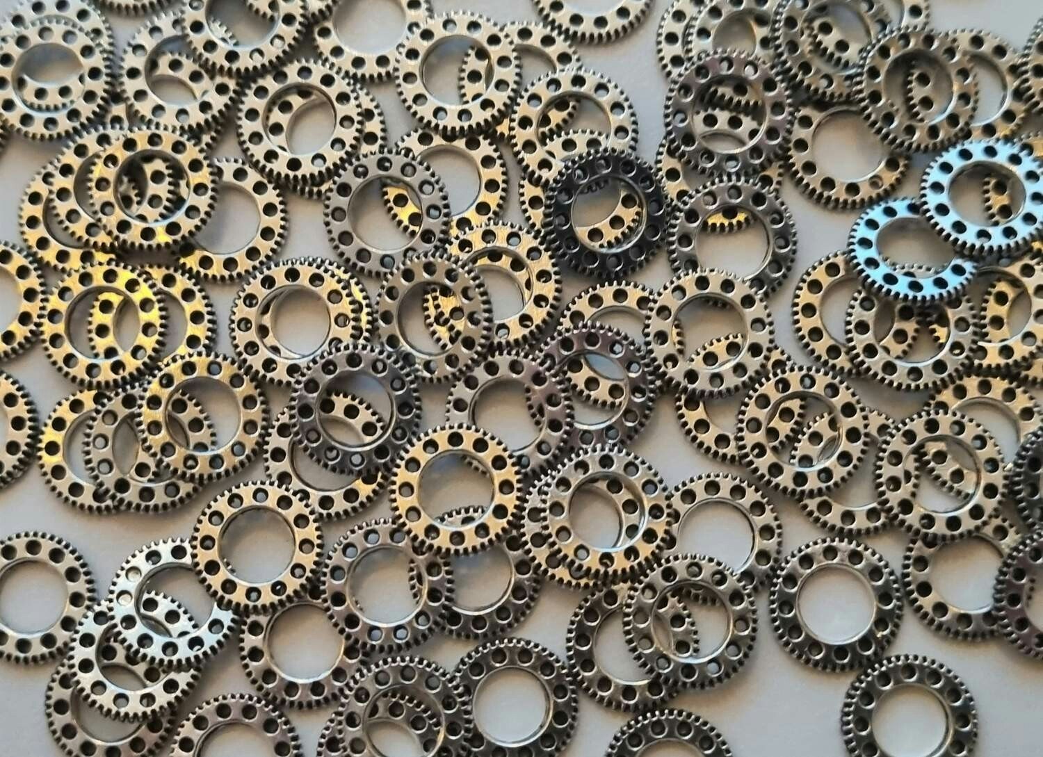 60 st kugghjul i steampunk, kuggar, gears minikugghjul (silverfärgade, 10 mm)
